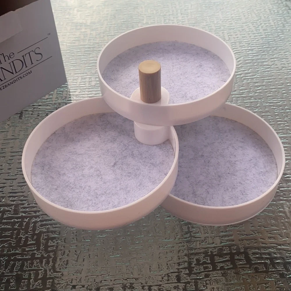 The 2 bandits tiered catchall tray